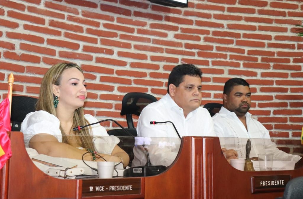 La directiva del concejo de Cartagena: David Caballero, Gloría Estrada y Luis Cassiani.