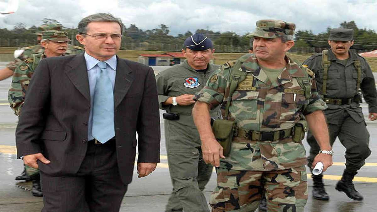 Bienvenido 2024. Álvaro Uribe y su general Montoya acusados de delitos de lesa humanidad.