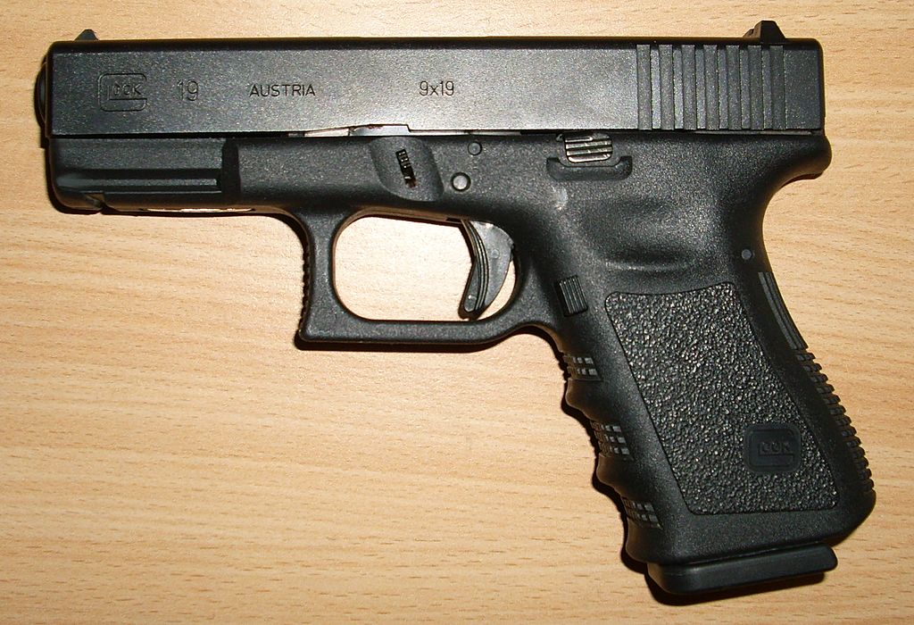 Una pistola Glock de $17 millones como esta, le decomisaron a un presunto sicario de «Los Robledo».