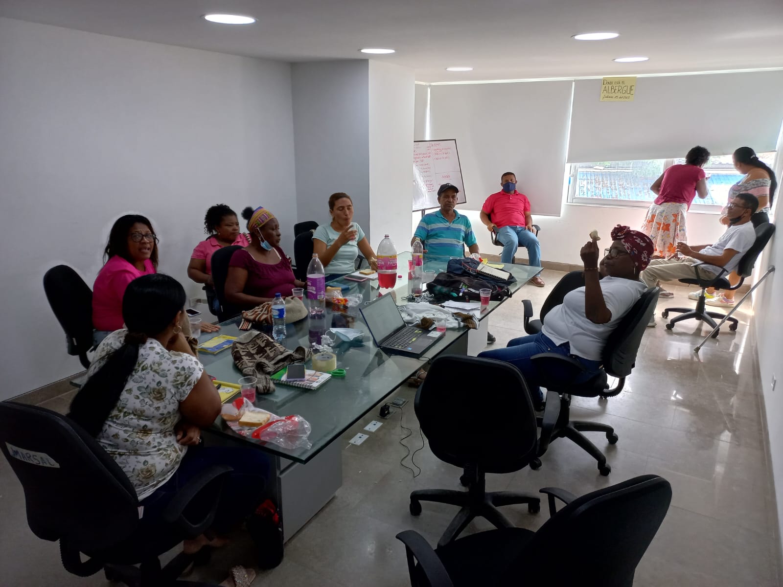 Víctimas de Cartagena se tomaron la sede de la Secretaría del Interior del Distrito. Se mantendrán hasta que el alcalde William Dau los atienda.