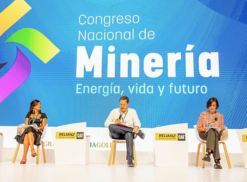 En este panel la ministra de Minas y Energía, Irene Vélez, habló como activista y poco como ministra sobre decrecimiento económico. A la derecha, la ministra del Medio Ambiente, Susana Muhamad. Modera Juan Roberto Vargas. Cortesía.