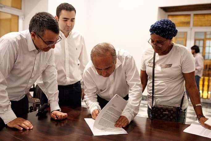 Aquí el ministro del Transporte, Guillermo Reyes, firma el cheque chimbo.