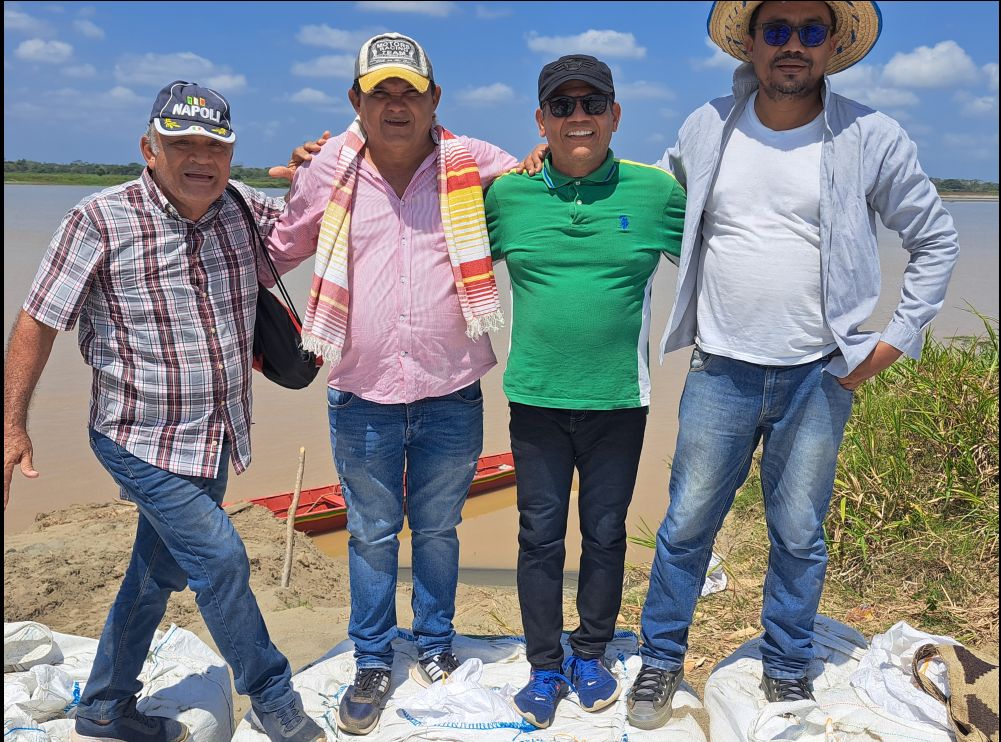 Aquí con los tres líderes de San Marcos en «Caregato» río Cauca: Mario Ojeda, José Monterroza y Henry Huertas.  San Jacinto del Cauca sur de Bolívar. 