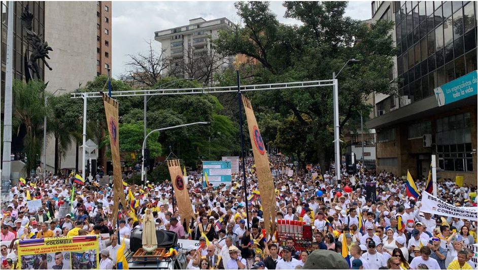 La marcha de la oposición en Medellín.Sí a la reforma, pero no de esa forma.