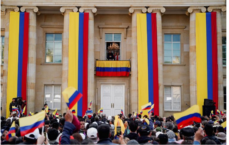 El presidente Petro hablando en el balcón que da a la Plaza de Bolívar. Abajo fieles seguidores que añoran las grandes marchas. Si a la reforma, pero no de esa forma