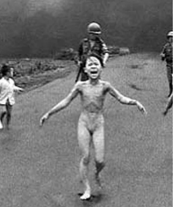 ¿Quién no se conmovió con esta fotografía en 1972? Los que seguíamos la guerra de Vietnam nos impactó mucho. Por eso el triunfo de los norvietnamistas sobre los Estados Unidos nos llenó de alegría a la juventud de aquella época que estábamos contra la guerra