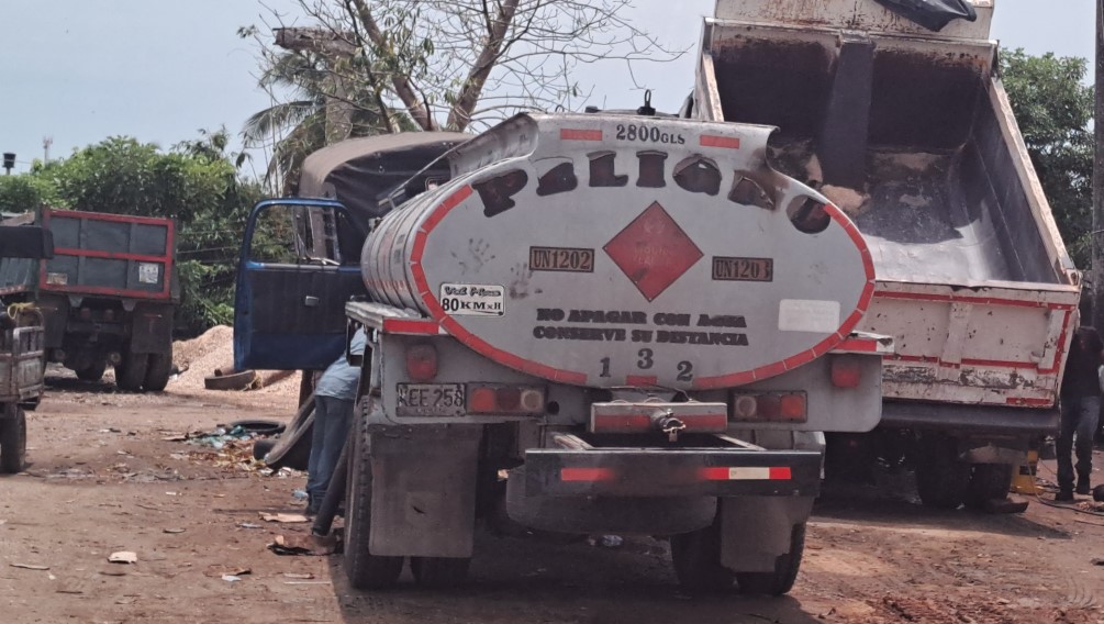 En este camión cisterna se transporta, al parecer, en forma ilegal el combustible. Venta ilegal de combustible.