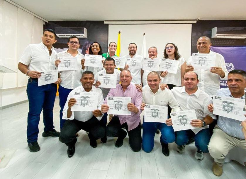 Los diputados que recibieron credenciales 2023 junto con el gobernador Yamilito Arana./Foto suministrada.