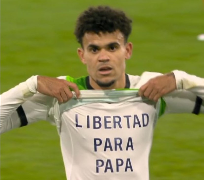 Después de anotar el gol de la libertad, la mirada de Lucho Díaz no es de alegría. Liverpool empató con Luton. «¡Libertad para papá!»