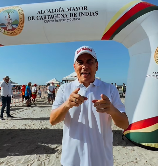 El alcalde Dumek Turbay haciendo presencia en la playa cartagenera para prevenir abuso a turistas