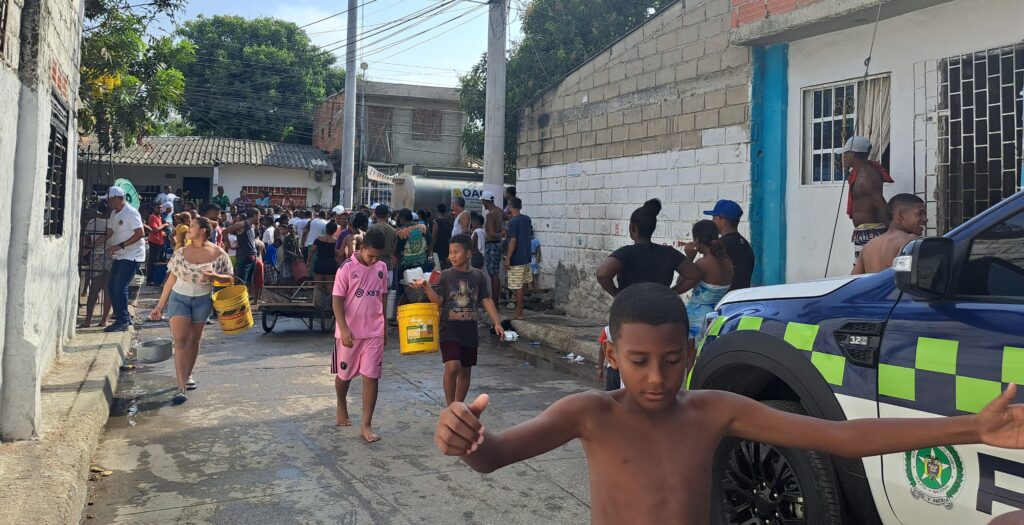La gente de Ceballos llegó donde se encontraban el alcalde y el gobernador repartiendo agua en el carrotanque de UNGRD.