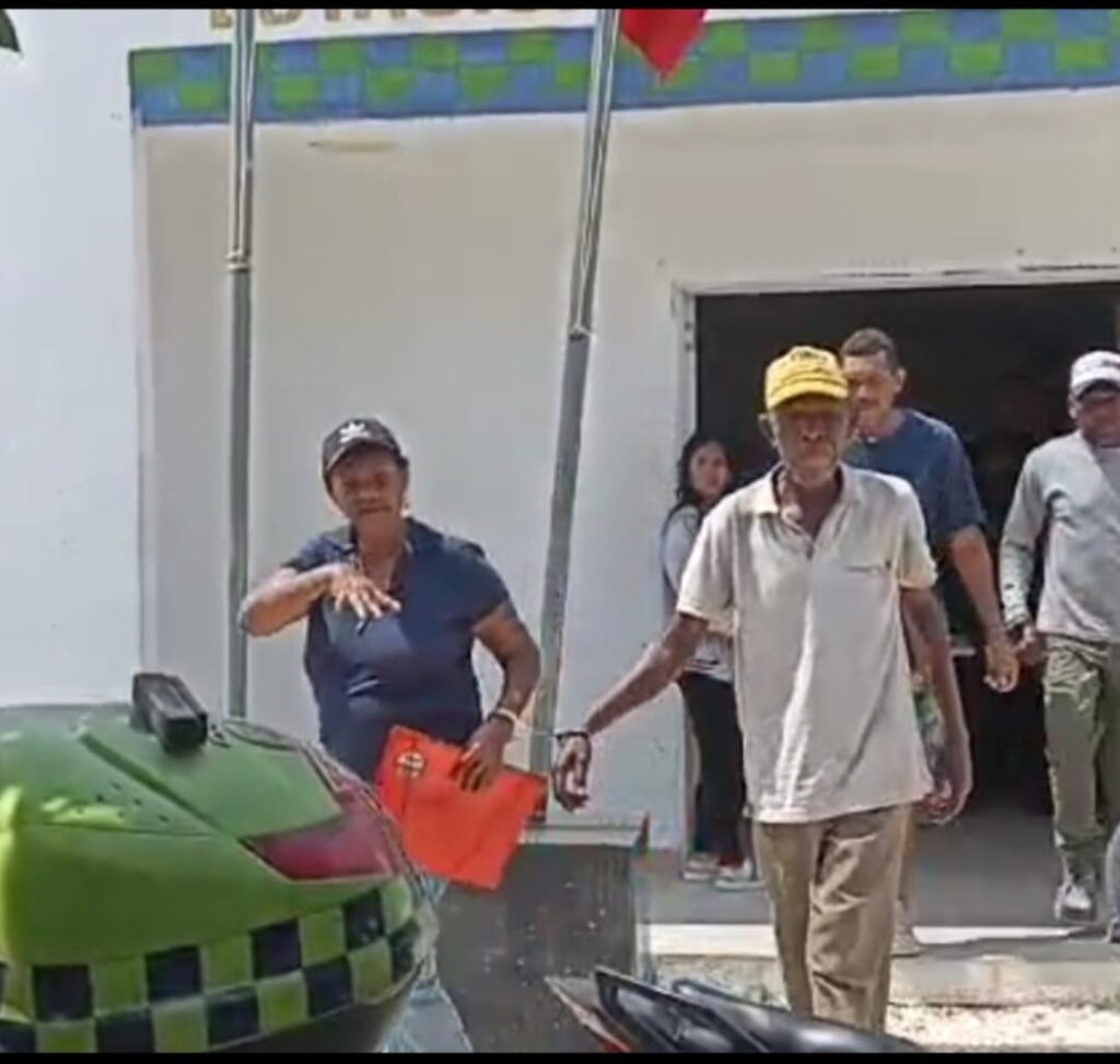 Ana María Ortega, líder campesina de Pontezuela, por defender su propiedad, policía la tiene, la maltrata y la esposa junto a otro campesino adulto mayor. Cuatro detenidos en el proyecto Los Arrayanes, al lado del Gimnasio Altair de Pontezuela.