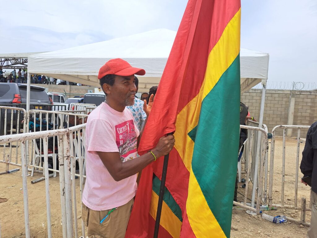 El poeta Martín Salas porta a media asta la bandera que no le dejaron entrar al evento con Gustavo Petro. Cuestionó el hecho calificandolo de discriminatorio.