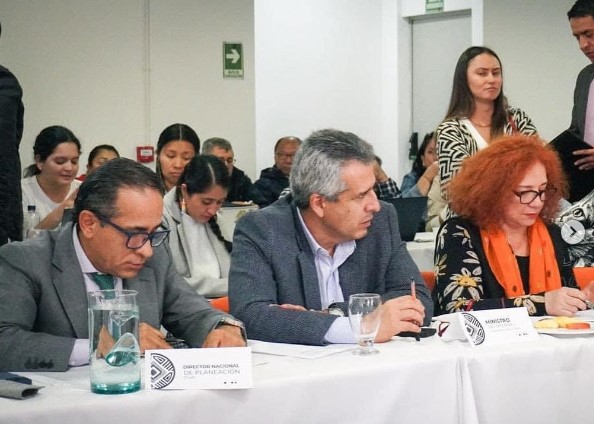 El director del DPN, Alexander López; el Ministro del Interior, Juan Fernando Velasco, y la Viceministra para el Diálogo Social, Lilia Solano. ¿Una descentralización fallida?