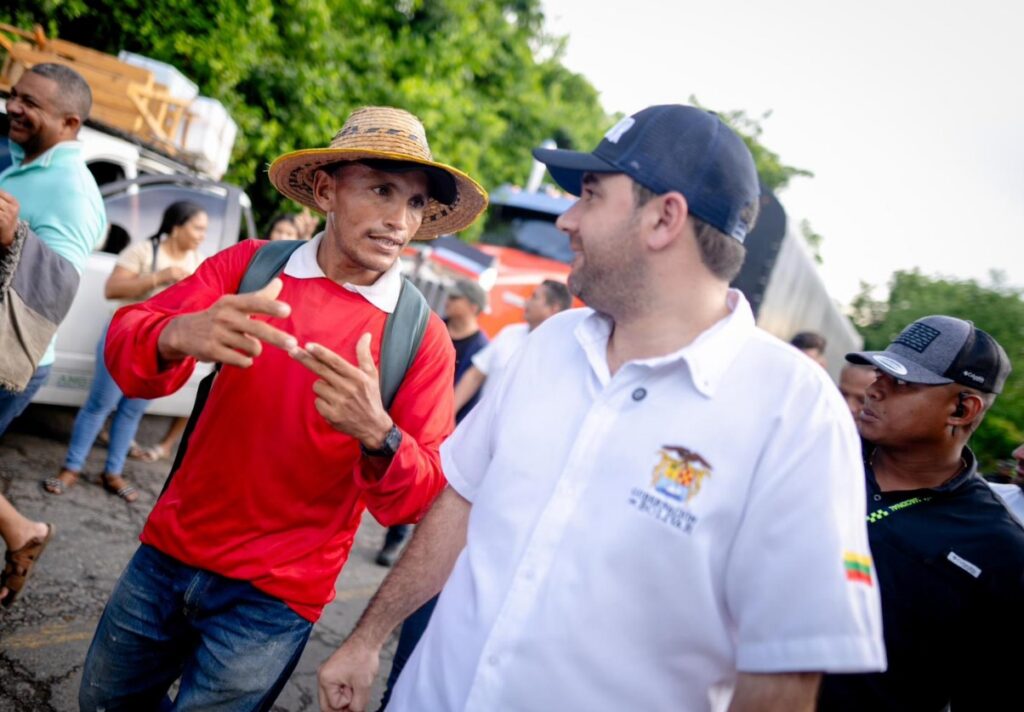 Aquí Yamilito Arana yendo al sitio a mediar con las comunidades que bloquearon la vía El Carmen-Plato./Prensa. El mejor alcalde