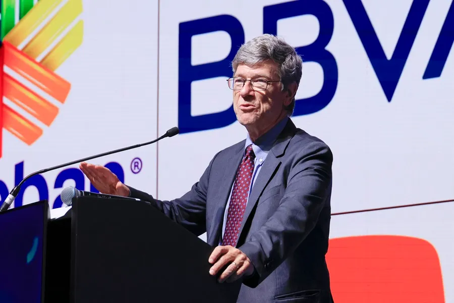 El director del Centro de Desarrollo Sostenible de la Universidad de Columbia, Jeffrey Sachs, habla en una conferencia magistral durante la última jornada de la 58 Convención Bancaria, en Cartagena (Colombia). EFE/ Ricardo Maldonado Rozo.