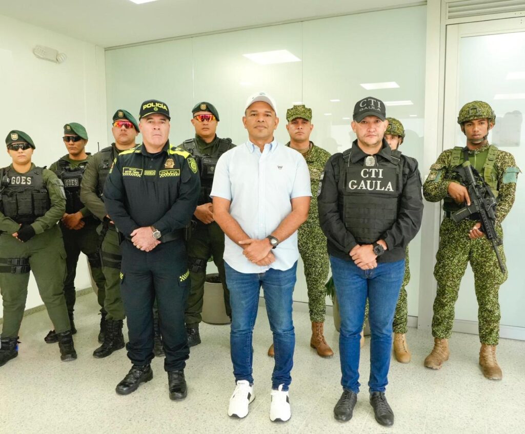 Sedesplama Char. Yahir Acuña (camisa blanca), alcalde de Sincelejo. Lo rodea la Policía, la Armada, el Gaula, el Ejército y la Fiscalía./Prensa alcaldía de Sincelejo.