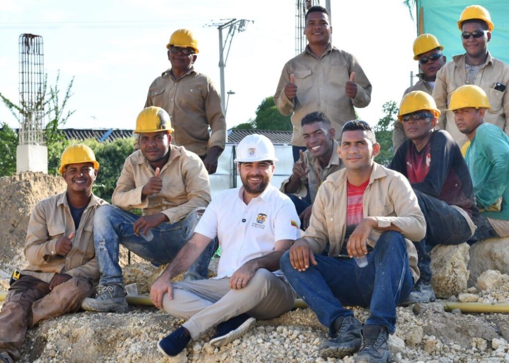 Encuesta de gobernadores. Yamil rodeado de trabajadores de una de las obras públicas en construcción.