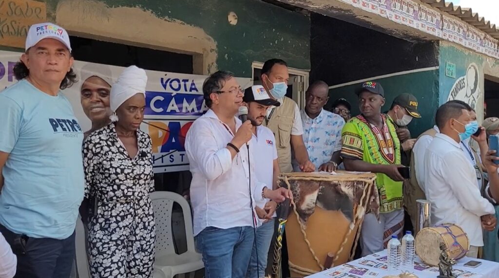 Palenque ¡libre de Mahates!. Durante la campaña a congreso, el hoy presidente acompañó a Dorina Hernández, elegida representante por el Pacto Histórico. 