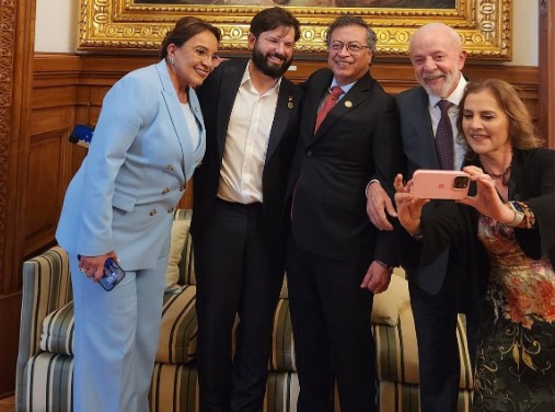 Petro está en el foso de la aprobación popular mientras se toma una selfie con sus colegas latinoamericanos en la posesión de la presidenta Claudia Sheinbaum.