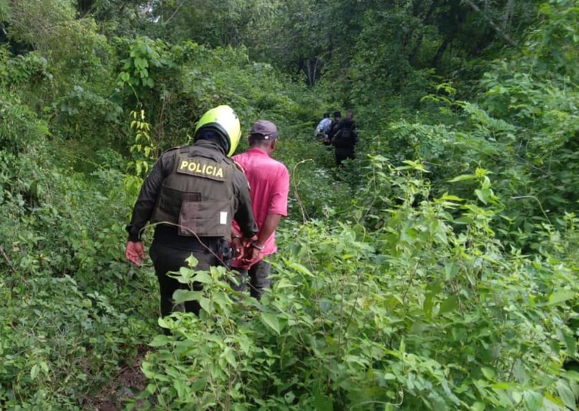 Algunos de los campesinos capturados ilegalmente en operativo ilegal realizado en el predio por el capitán Andrés Bustos, comandante de Policía de Turbaco. Fiscalía liberó a campesinos capturados.