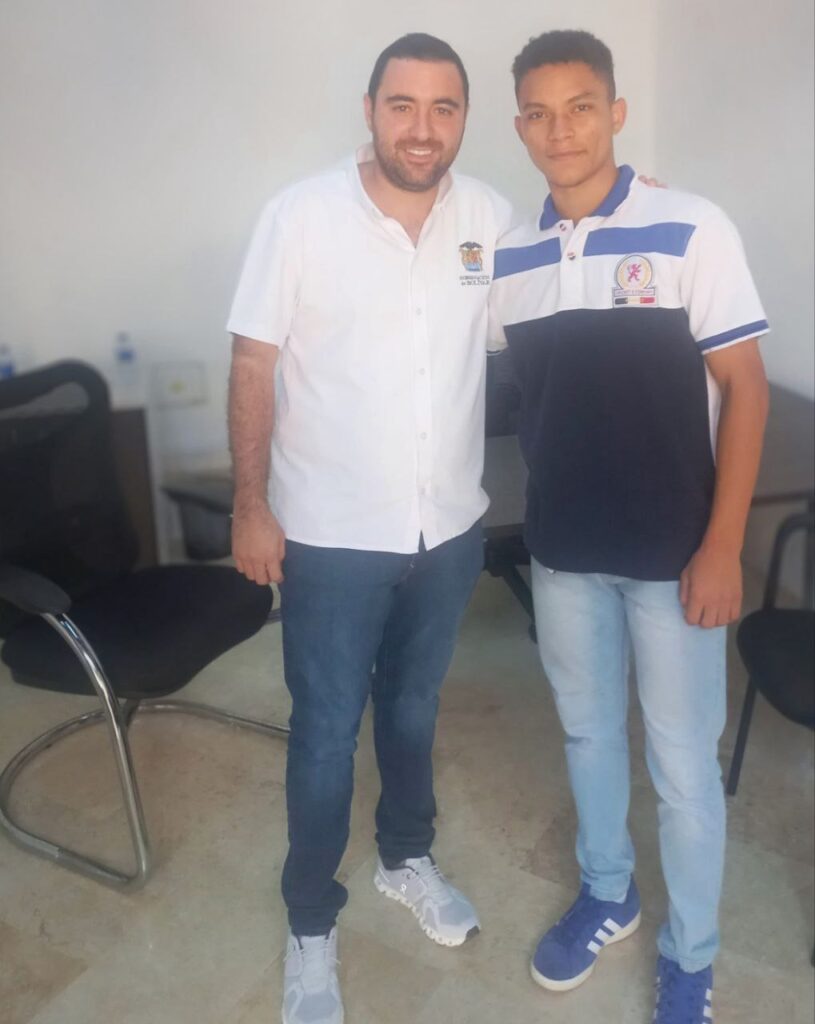 El gobernador de Bolívar, Yamilito Arna Padauí recibió al futbolista cartagenero en uno de sus despachos