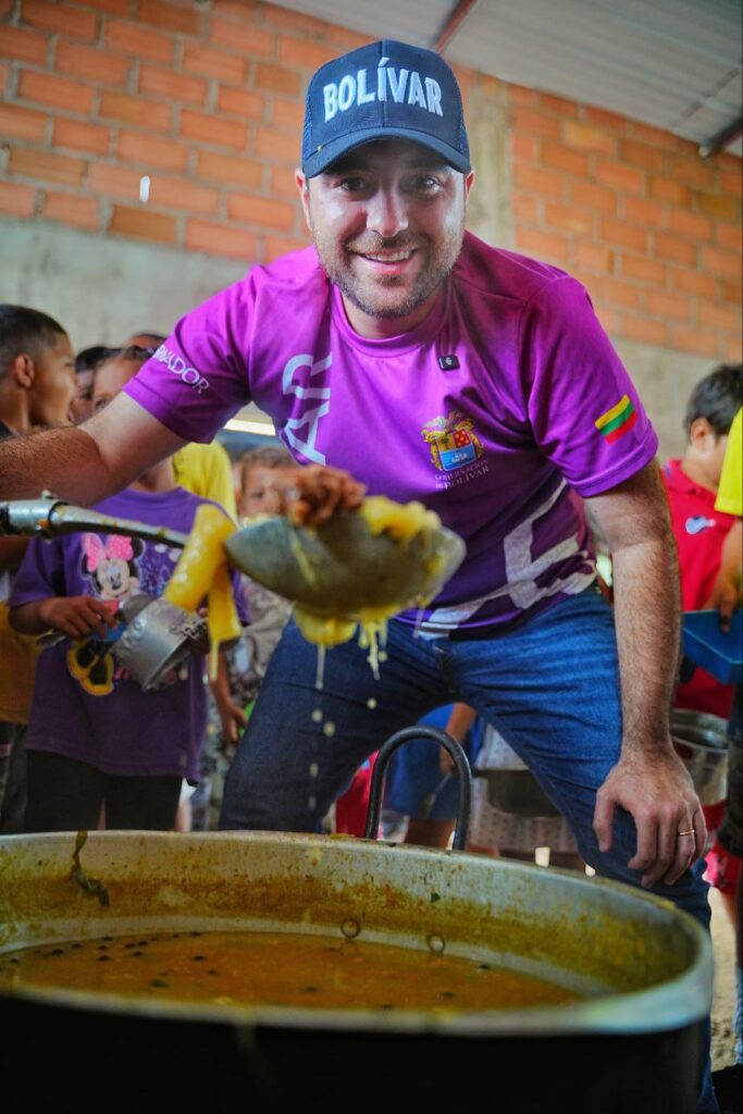 ¿Quieres un poco de sancocho? Pareciera decir el gobernador Yamilito. Magangué revolucionada.