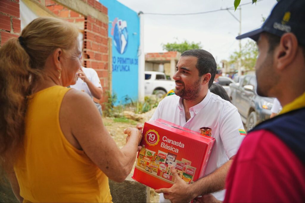 Yamilito Arana con los damnificados de Cartagena