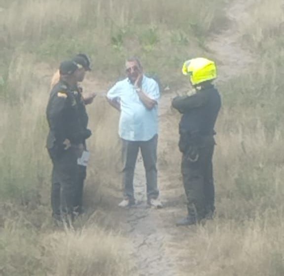 La policía llegó ayer a los predios de los campesinos de Pontezuela custodiando a este personaje que no fue identificado. Foto suministrada.