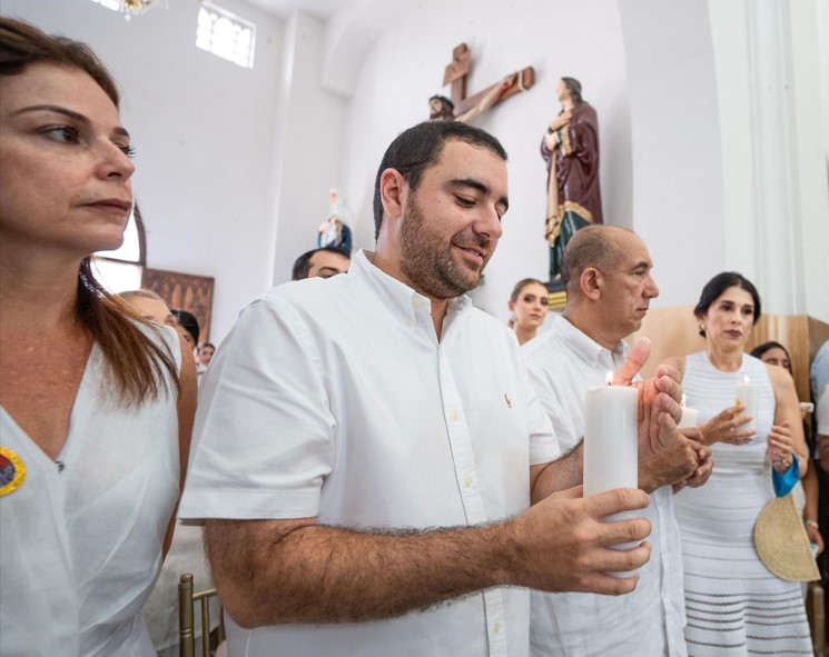 Lo mejor y lo peor. El gobernador Yamilito Arana (sonriente) prende su vela por los favores recibidos. A su lado, Pedro Alí (solemne) hace lo propio con su esposa Fadia Arana Zea, sobrina de Arturo Zea.