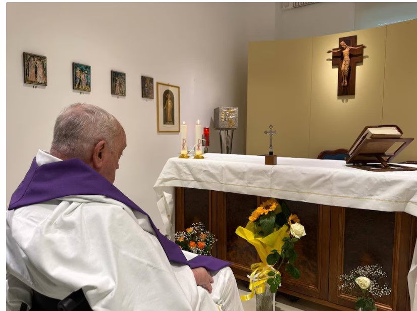 La foto divulgada por el vaticano donde aparece el papa Francisco un poco antes de morir en la capilla del apartamento de la décima planta del policlínico Gemelli”