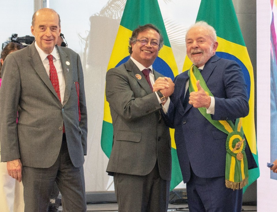 «El viejo conspirador» estremece al país político. Aquí Leyva acompañando a Petro en la posesión del presidente de Brasil, Lula da Silva.