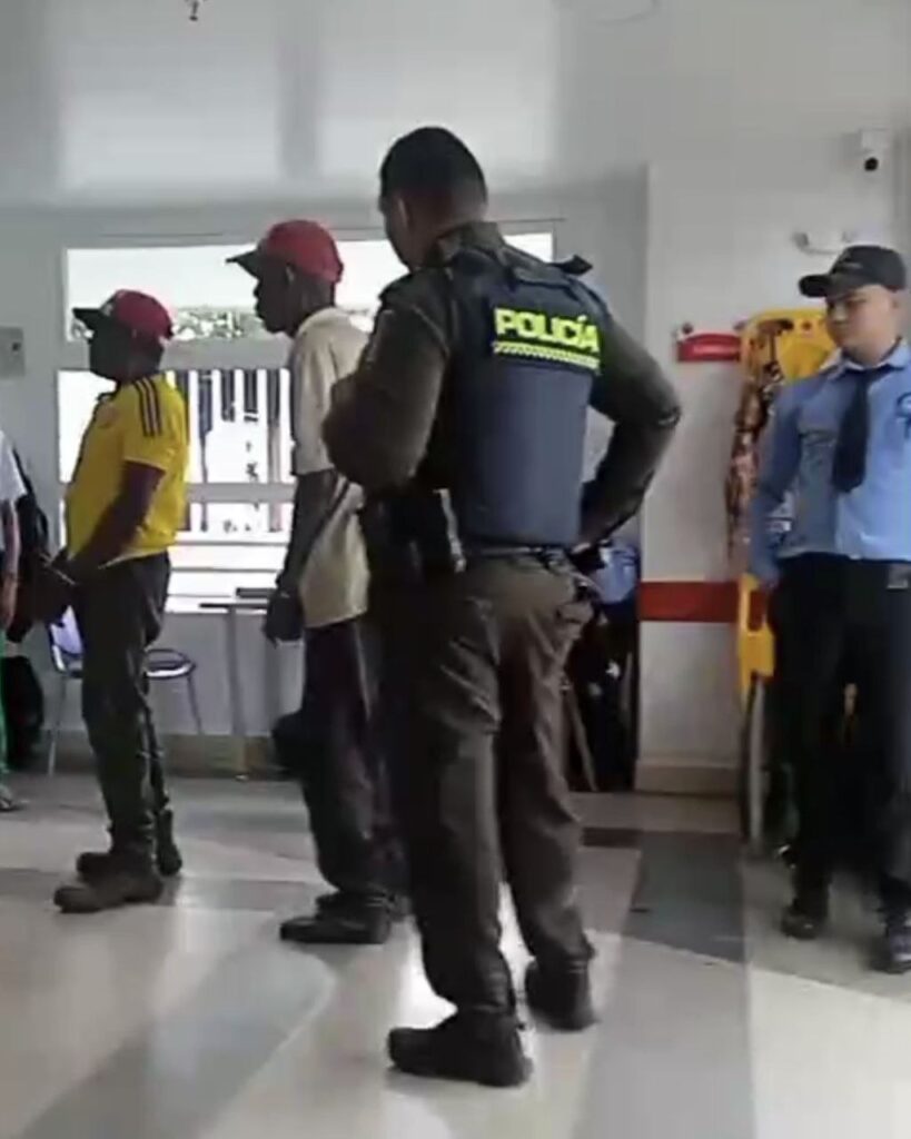 La policía custodia a los detenidos. Algunos son adultos mayores.