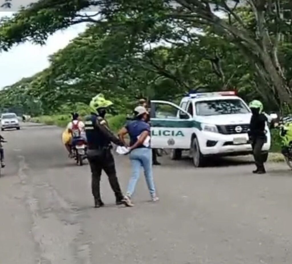 Así sacaron esposadas con manos atrás a María Cristina Pérez Rodríguez, una de las campesinas. Hoy fue puesta en libertad, Hoy, los campesinos detenidos arbitrariamente por la Policía Nacional, están en libertad.