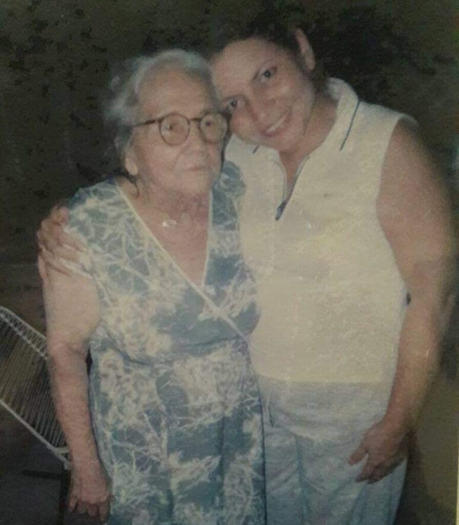 Teresa Moreno Martínez (izquierda) en compañía de su nieta Ingeborg Barros.