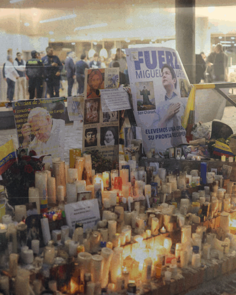 Ciudadanos encienden velas durante la jornada “Una luz por la vida” en Colombia