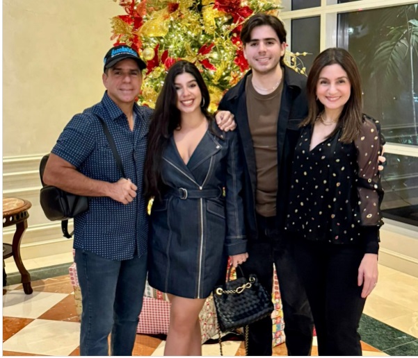 Alejandro Char con sus hijos, al lado de Katya Nule, exreina del Carnaval de Barranquilla. Celebrando otra navidad (2024) sin su primogénito, el hijo negado.