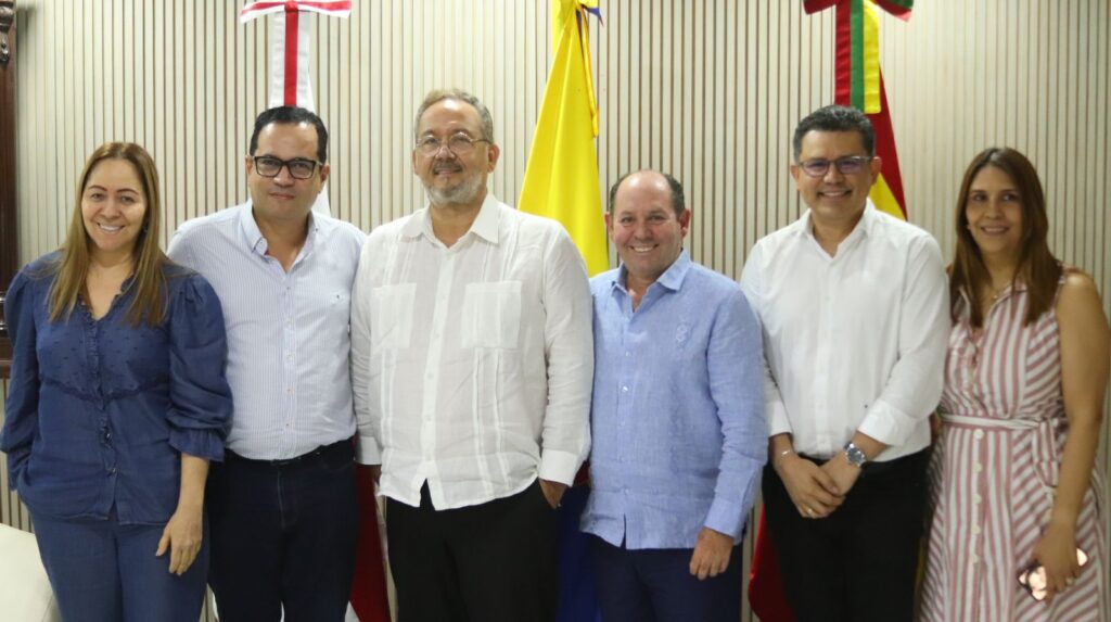 ¿Char con certificado chimbo? Posesión del exgerente de la Clínica Centro S.A. como gerente de la ESE Hospitalaria del Atlántico UNA, Pablo Alberto de la Cruz Gómez, quien aparece en el centro con guayabera blanca. Cortesía prensa gobernación.